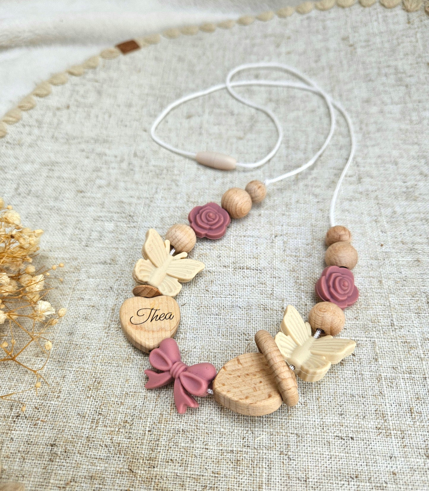 Stillkette Rosa mit Namen – Baby & Mama Accessoire aus Silikon & Holz, Namensgravur