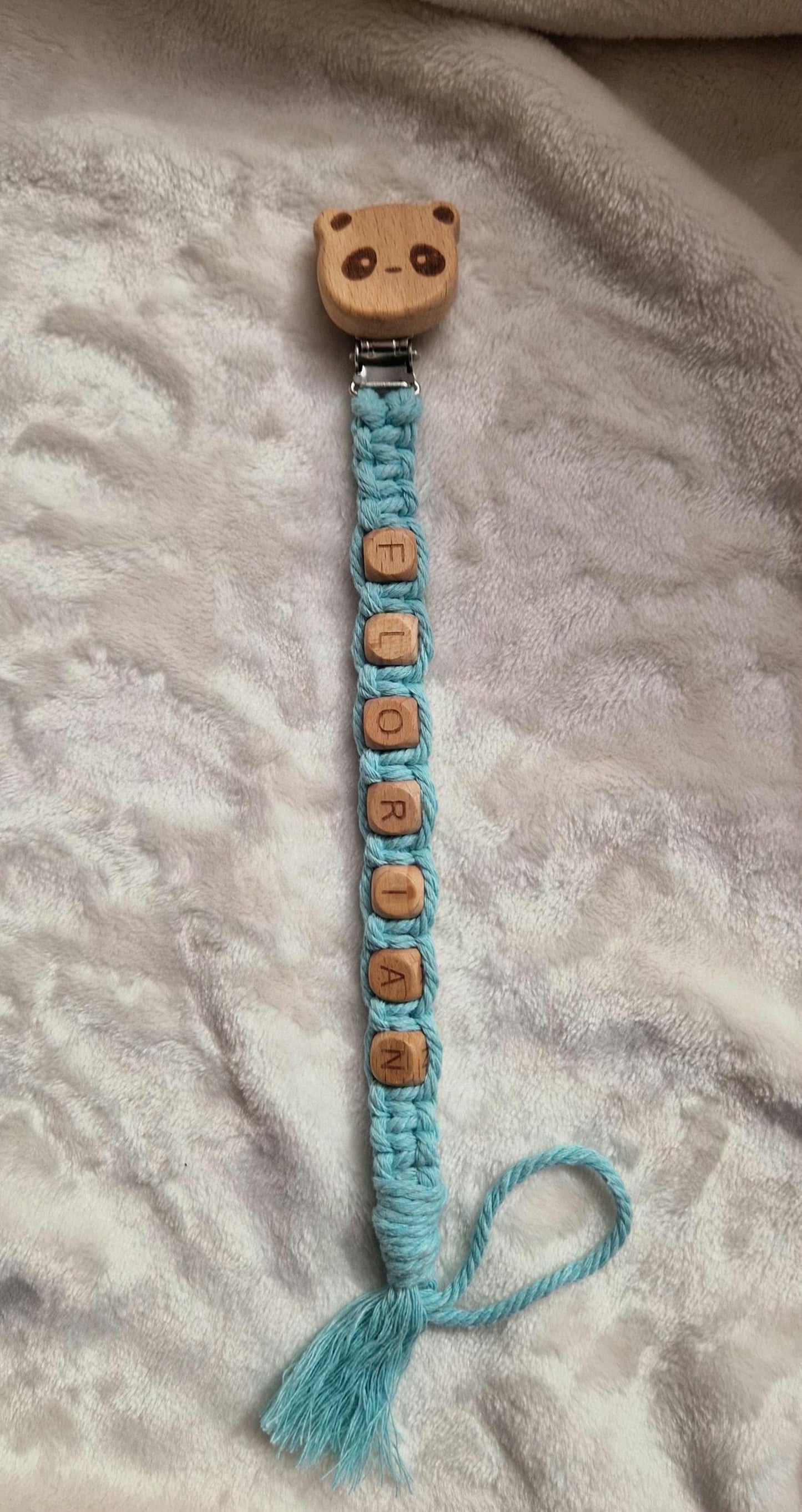 Makramee Schnullerkette personalisiert mit Namen – Babygeschenk – Baumwolle & Holz – gerade Makrameeform – handgefertigt in Österreich