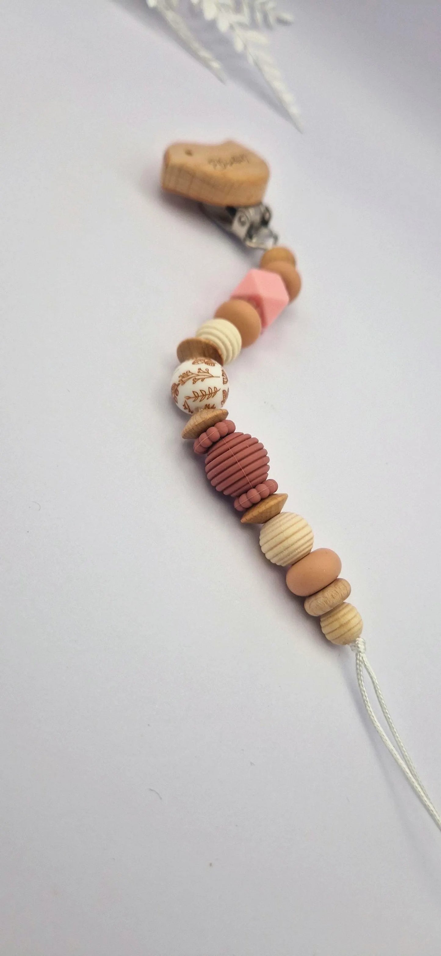 Personalisierte Schnullerkette mit Gravur | Holz & Silikon natur rosa | Geschenk zur Geburt | Handgefertigte Schnullerkette für Babys