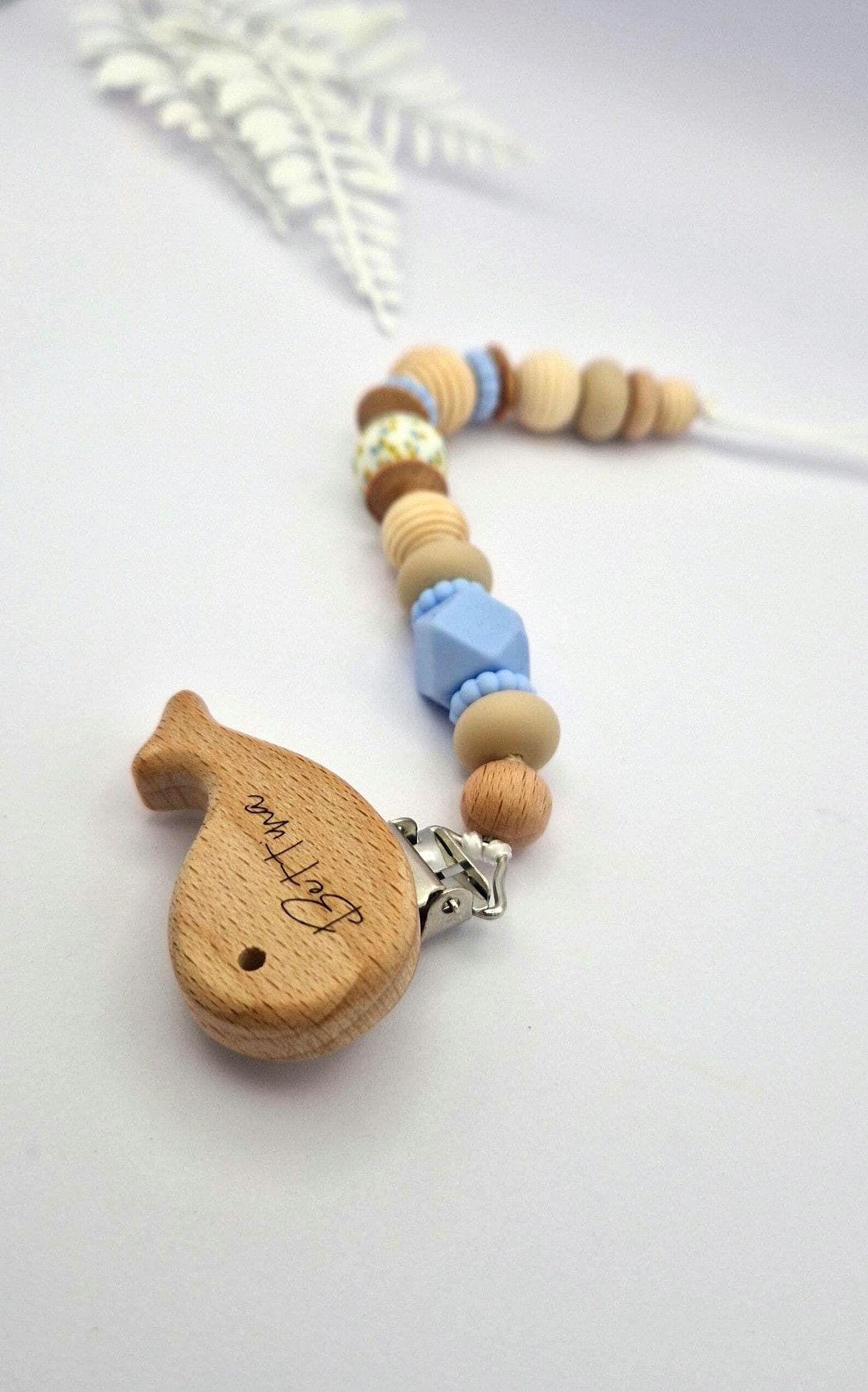 Personalisierte Schnullerkette mit Gravur | Holz & Silikon naturblau | Geschenk zur Geburt | Handgefertigte Schnullerkette für Babys