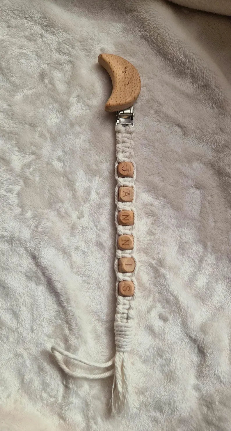 Makramee Schnullerkette personalisiert mit Namen – Babygeschenk – Baumwolle & Holz – gerade Makrameeform – handgefertigt in Österreich
