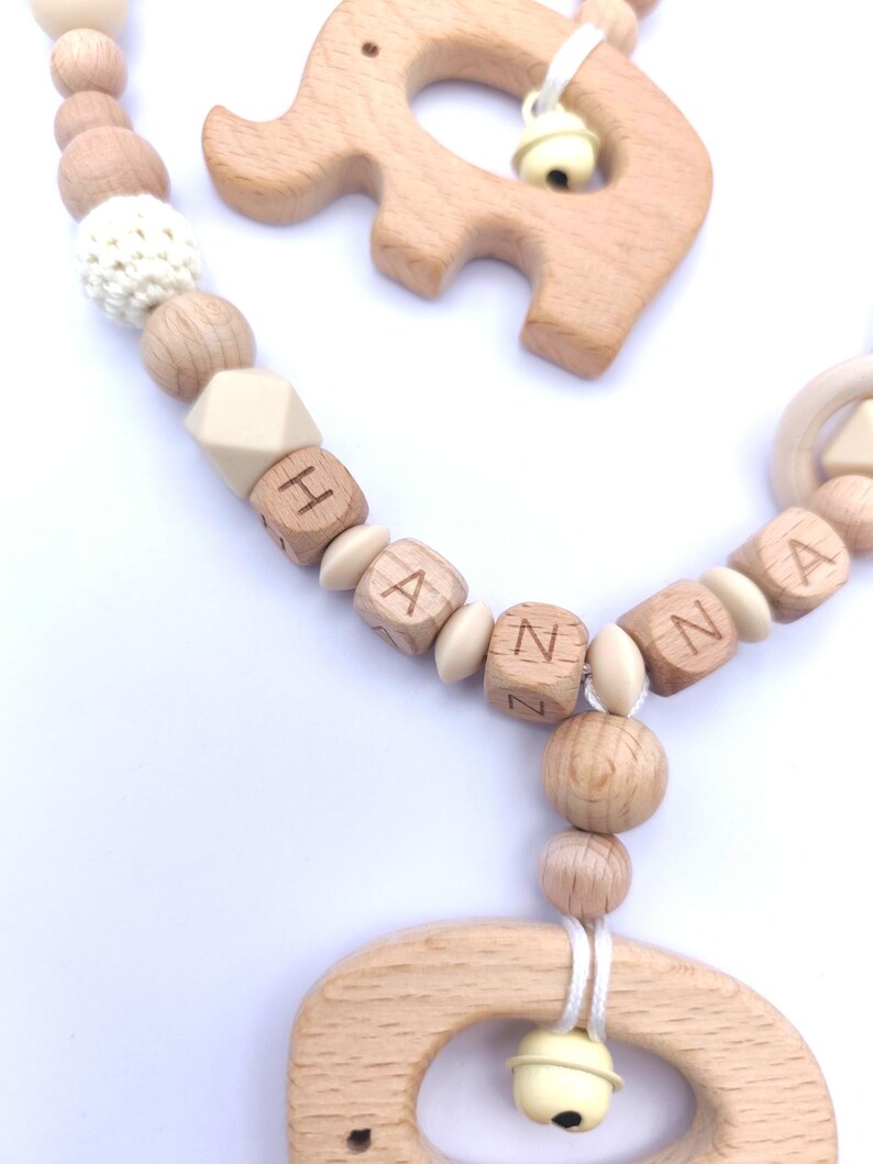 Personalisierte 4-teilige Kinderwagenkette: Schnullerkette aus Baumwolle mit Namen, Greifling und Maxi-Cosi-Anhänger - Babyparty-Geschenk