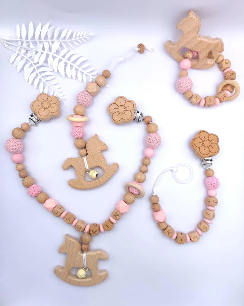BABY GESCHENKSET 4-teilig personalisiert Rosa: Schnullerkette aus Buchenholz, Kinderwagenspielzeug, Greifling und Maxicosi-Anhänger