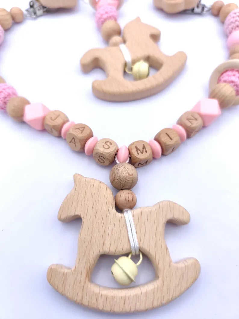 BABY GESCHENKSET 4-teilig personalisiert Rosa: Schnullerkette aus Buchenholz, Kinderwagenspielzeug, Greifling und Maxicosi-Anhänger