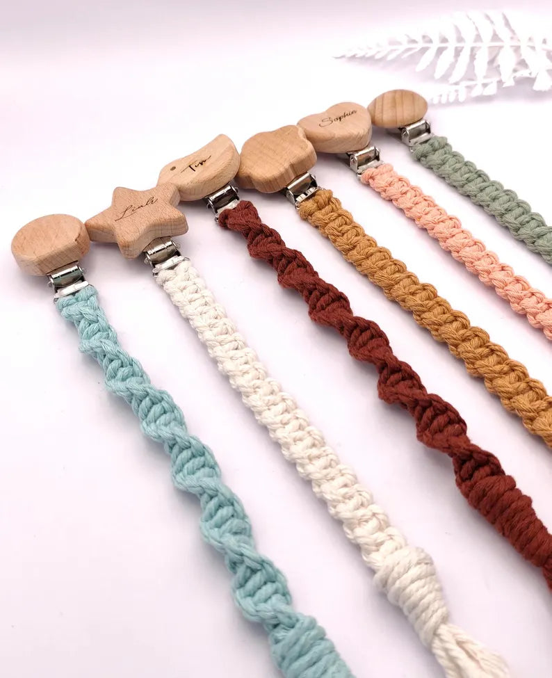 Personalisierte Makramee Schnullerkette – Handgefertigt in Österreich – 100% Baumwolle – Babygeschenk mit Namensgravur