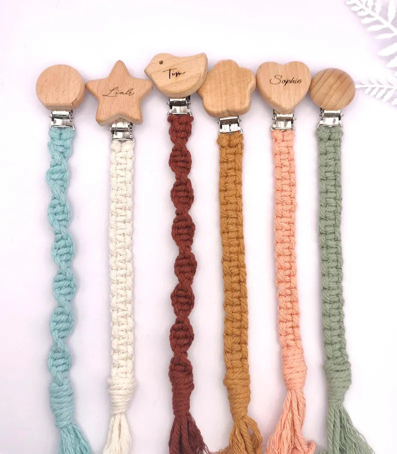 Personalisierte Makramee Schnullerkette – Handgefertigt in Österreich – 100% Baumwolle – Babygeschenk mit Namensgravur