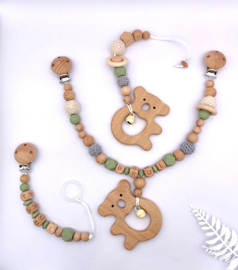 Personalisiertes Baby Geschenkset – 3-teiliges Set – Schnullerkette mit Namen + Kinderwagenkette + Maxi-Cosi Anhänger – Babygeschenk zur Geburt