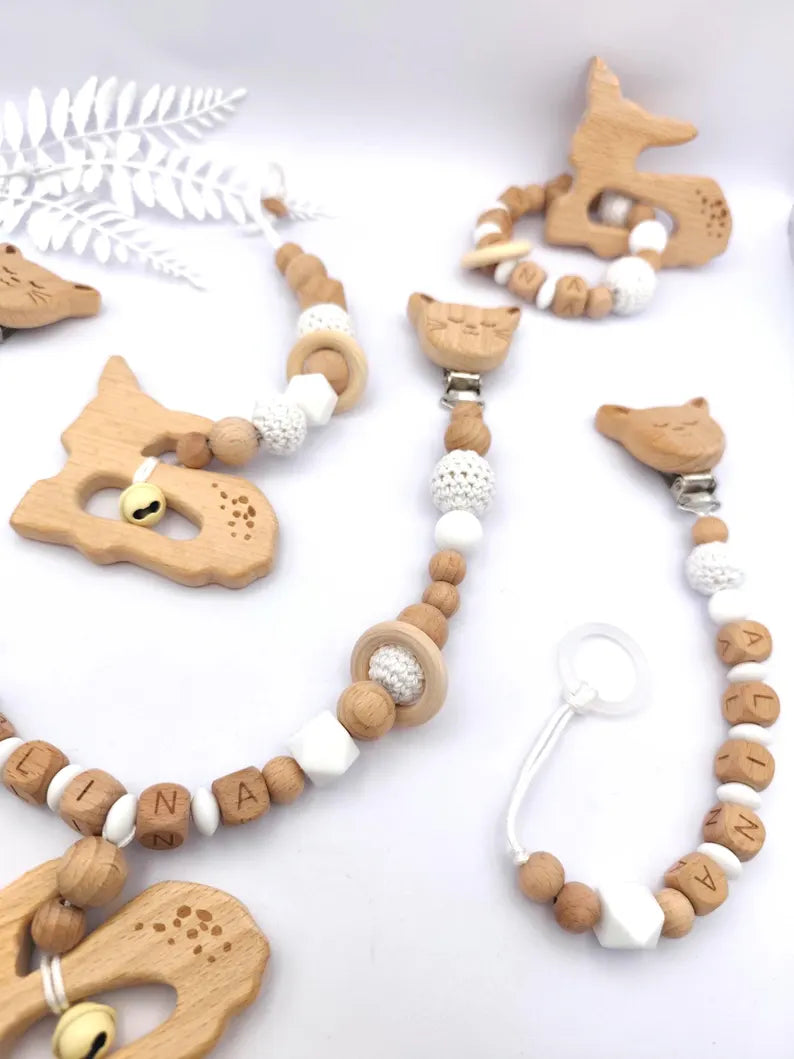 Personalisierte 4-teilige Kinderwagenkette: Schnullerkette aus Baumwolle mit Namen - Greifling und Maxi-Cosi-Anhänger - Babyparty-Geschenk