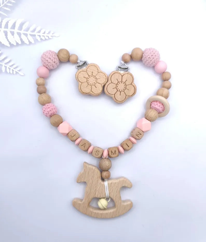 BABY GESCHENKSET 4-teilig personalisiert Rosa: Schnullerkette aus Buchenholz, Kinderwagenspielzeug, Greifling und Maxicosi-Anhänger