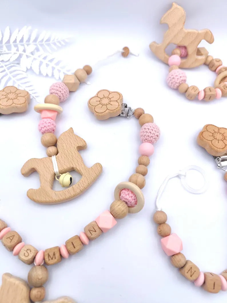 BABY GESCHENKSET 4-teilig personalisiert Rosa: Schnullerkette aus Buchenholz, Kinderwagenspielzeug, Greifling und Maxicosi-Anhänger