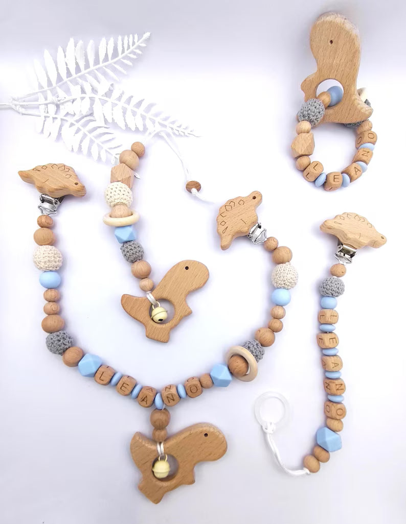 Personalisiertes 4-teiliges Baby-Geschenkset – Schnullerkette, Kinderwagenkette, Greifling & Maxi-Cosi-Anhänger, handgefertigt in Österreich