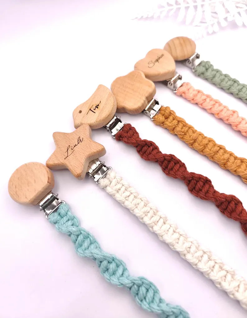 Personalisierte Makramee Schnullerkette – Handgefertigt in Österreich – 100% Baumwolle – Babygeschenk mit Namensgravur