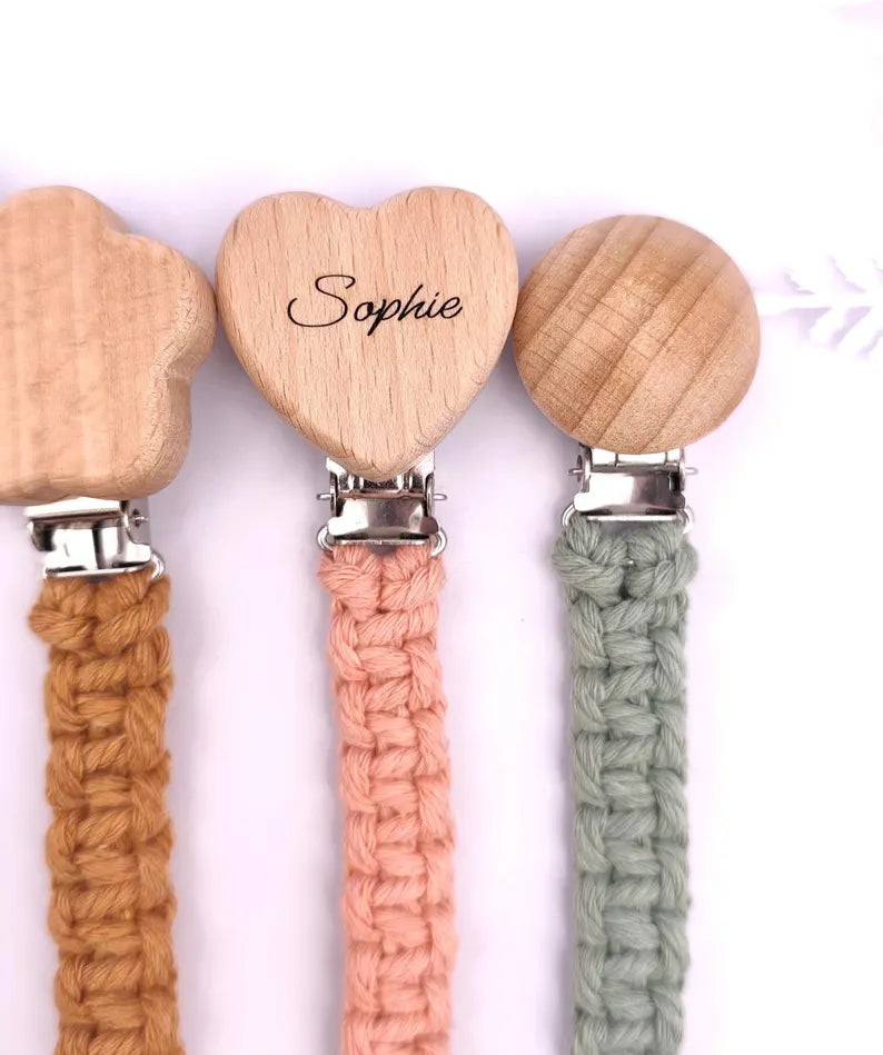 Personalisierte Makramee Schnullerkette – Handgefertigt in Österreich – 100% Baumwolle – Babygeschenk mit Namensgravur