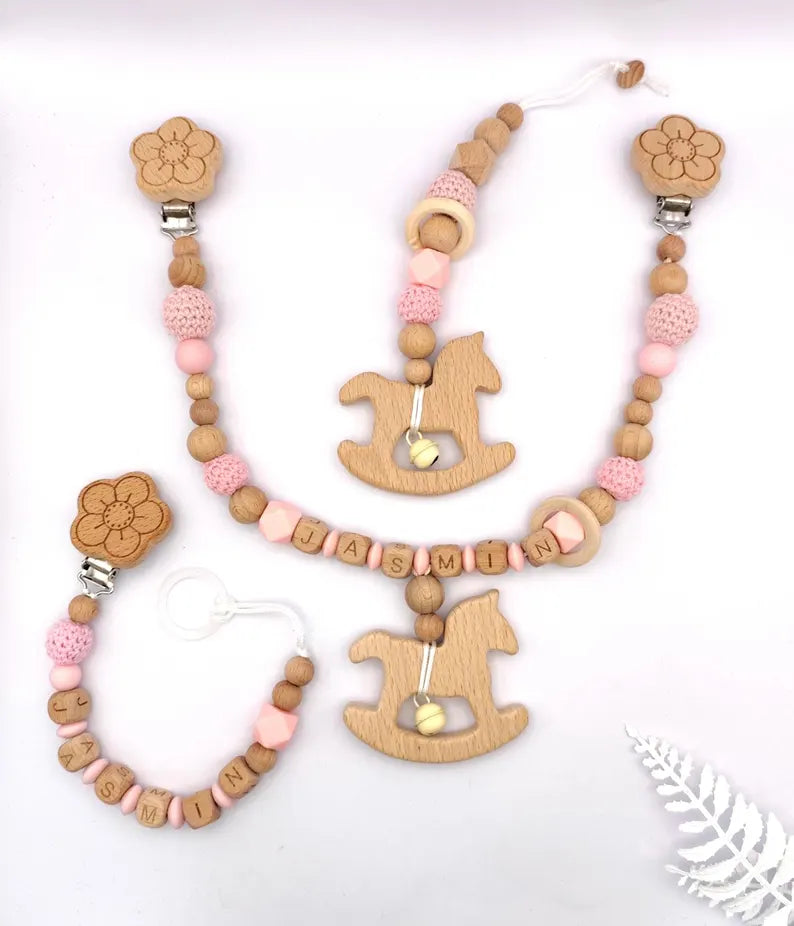 Personalisiertes Baby Geschenkset – 3-teiliges Set – Schnullerkette mit Namen + Kinderwagenkette + Maxi-Cosi Anhänger – Babygeschenk zur Geburt