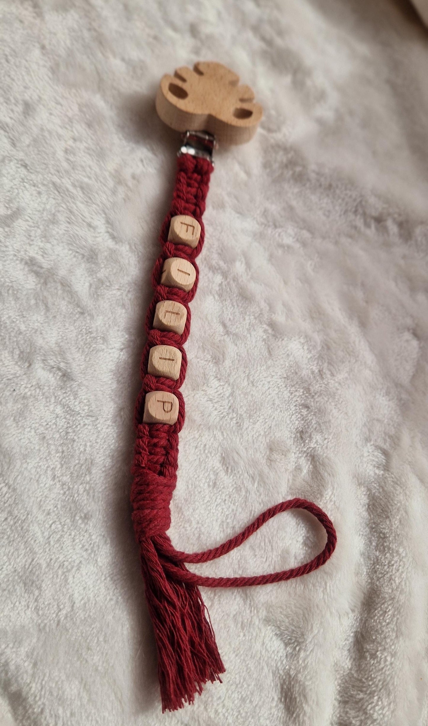 Makramee Schnullerkette personalisiert mit Namen – Babygeschenk – Baumwolle & Holz – gerade Makrameeform – handgefertigt in Österreich