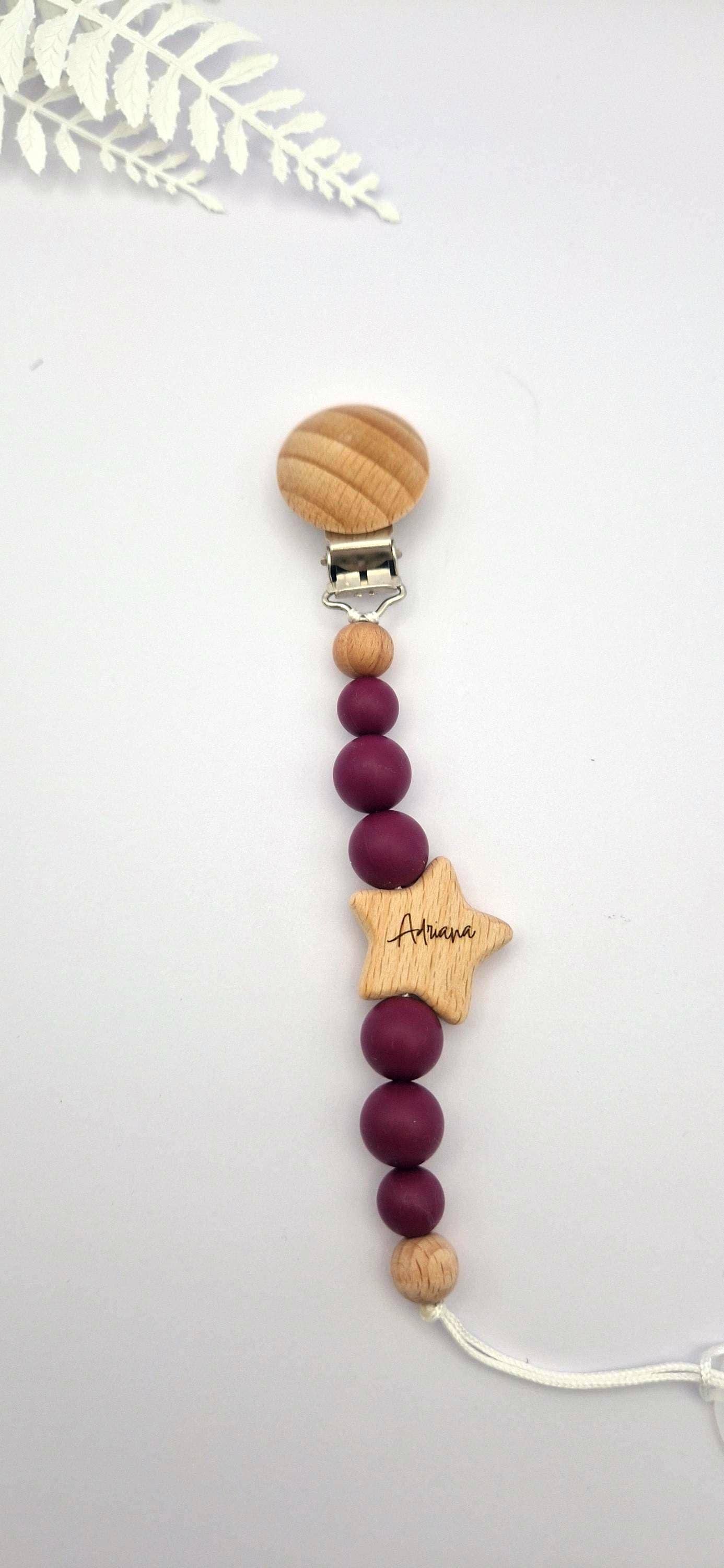Personalisierte Schnullerkette mit Namen | Weinrot | Babygeschenk zur Geburt & Taufe | Handgefertigter Schnullerhalter BPA-frei | Mit Namensgravur