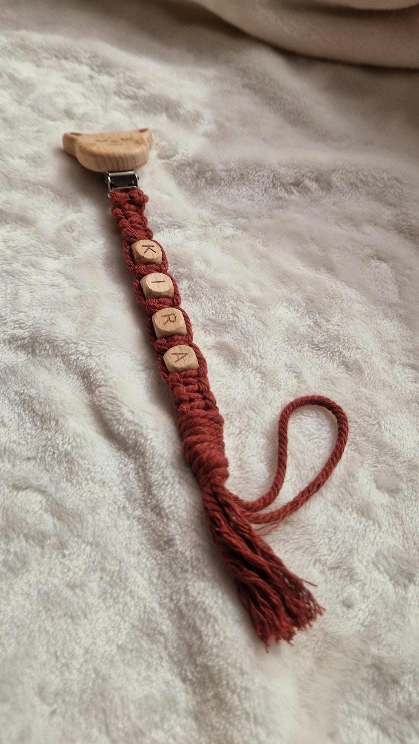 Makramee Schnullerkette personalisiert mit Namen – Babygeschenk – Baumwolle & Holz – gerade Makrameeform – handgefertigt in Österreich