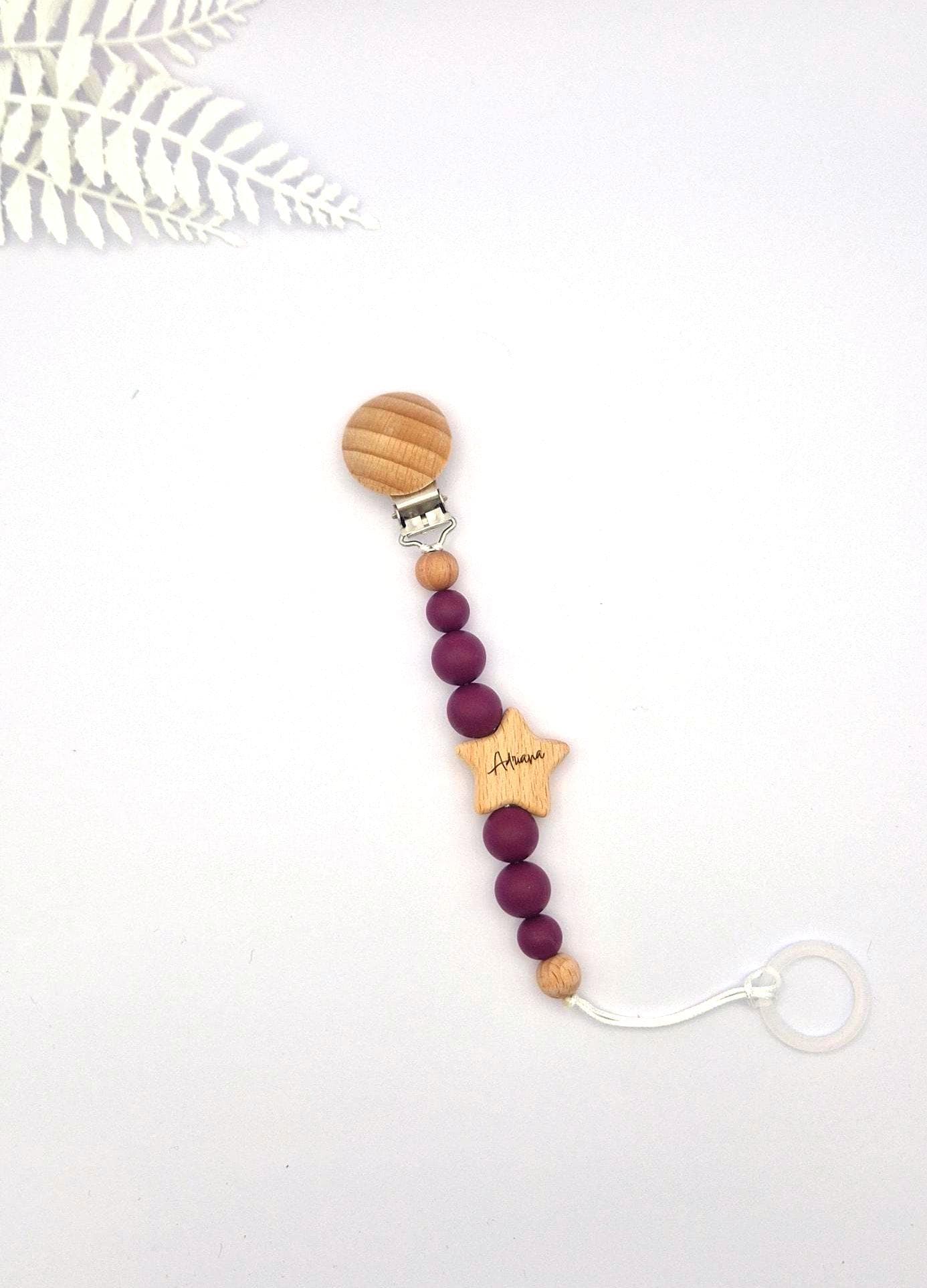 Personalisierte Schnullerkette mit Namen | Weinrot | Babygeschenk zur Geburt & Taufe | Handgefertigter Schnullerhalter BPA-frei | Mit Namensgravur