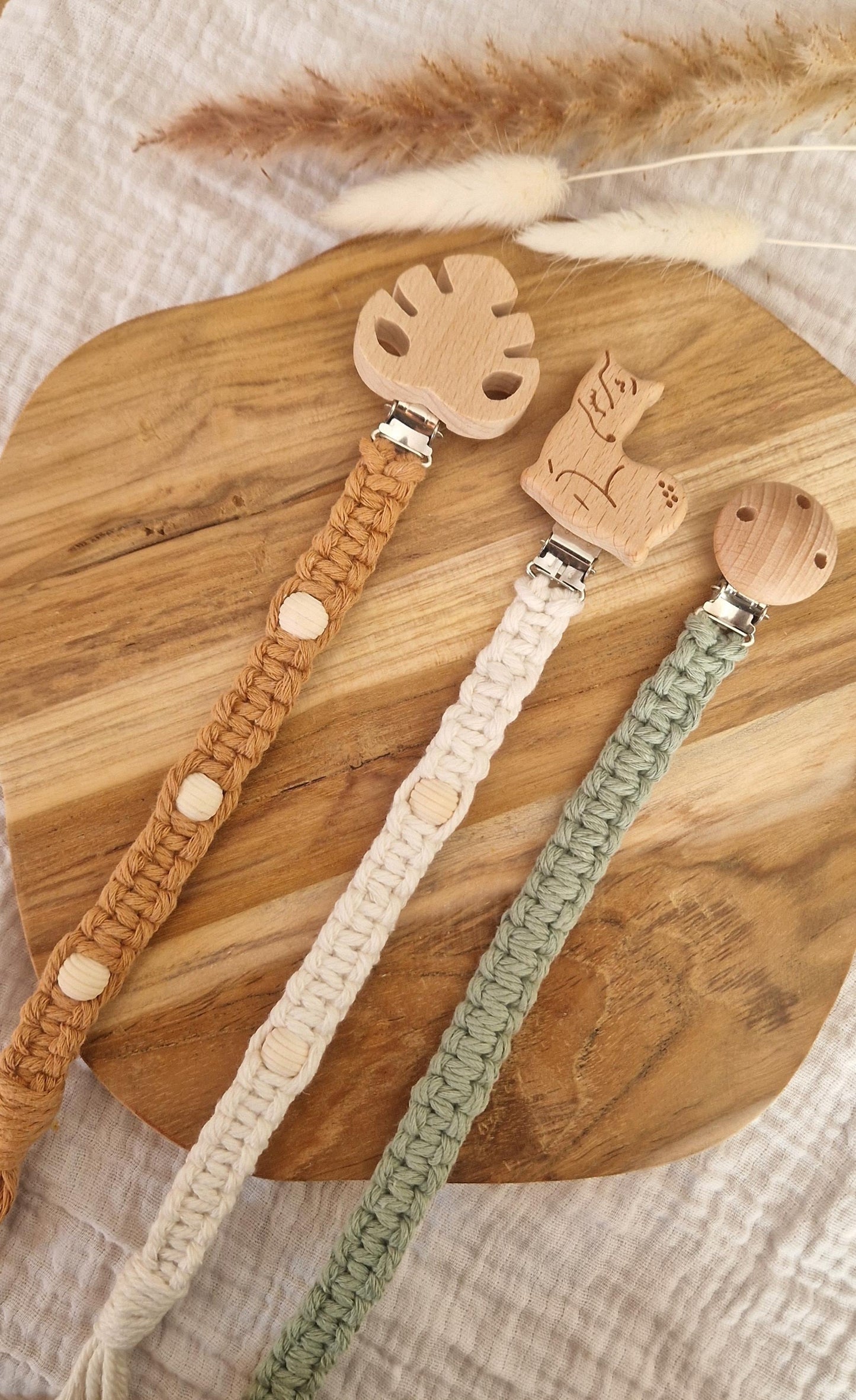 Handgemachte Makramee Schnullerkette | mit/ohne Perlen | Babyartikel | Geschenk zur Geburt oder Taufe