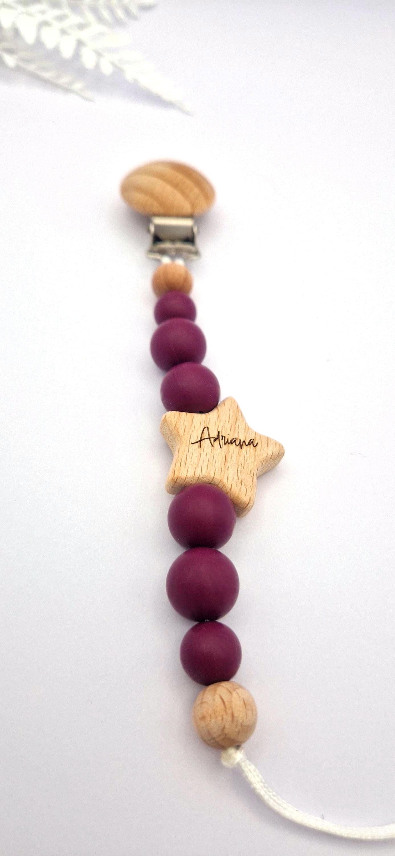 Personalisierte Schnullerkette mit Namen | Weinrot | Babygeschenk zur Geburt & Taufe | Handgefertigter Schnullerhalter BPA-frei | Mit Namensgravur