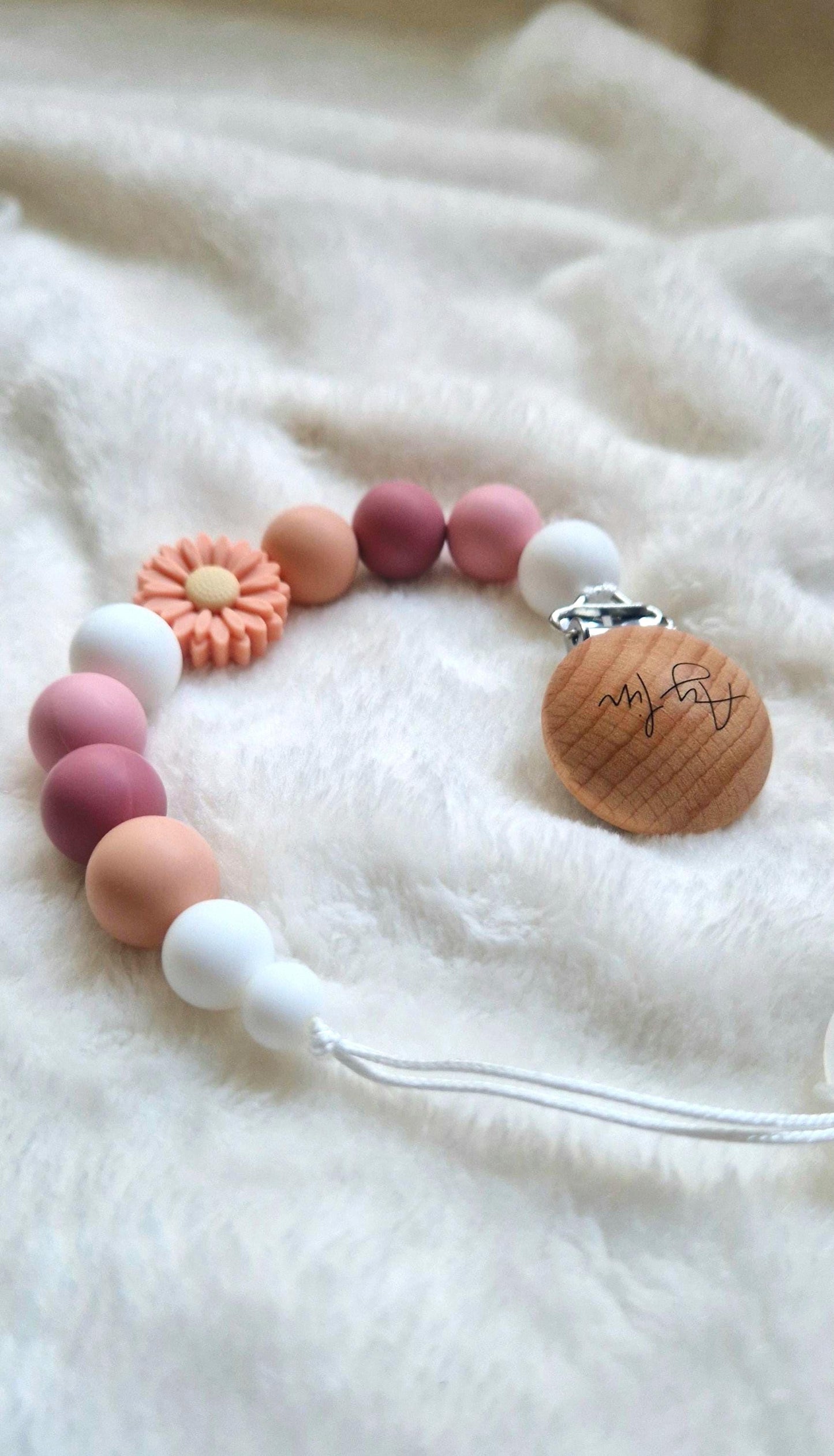 Personalisierte Blumen Schnullerkette Rosa – Mit Namen & Gravur – Baby Geschenk Geburt und Taufe – Liebevoll handgefertigte Schnullerkette