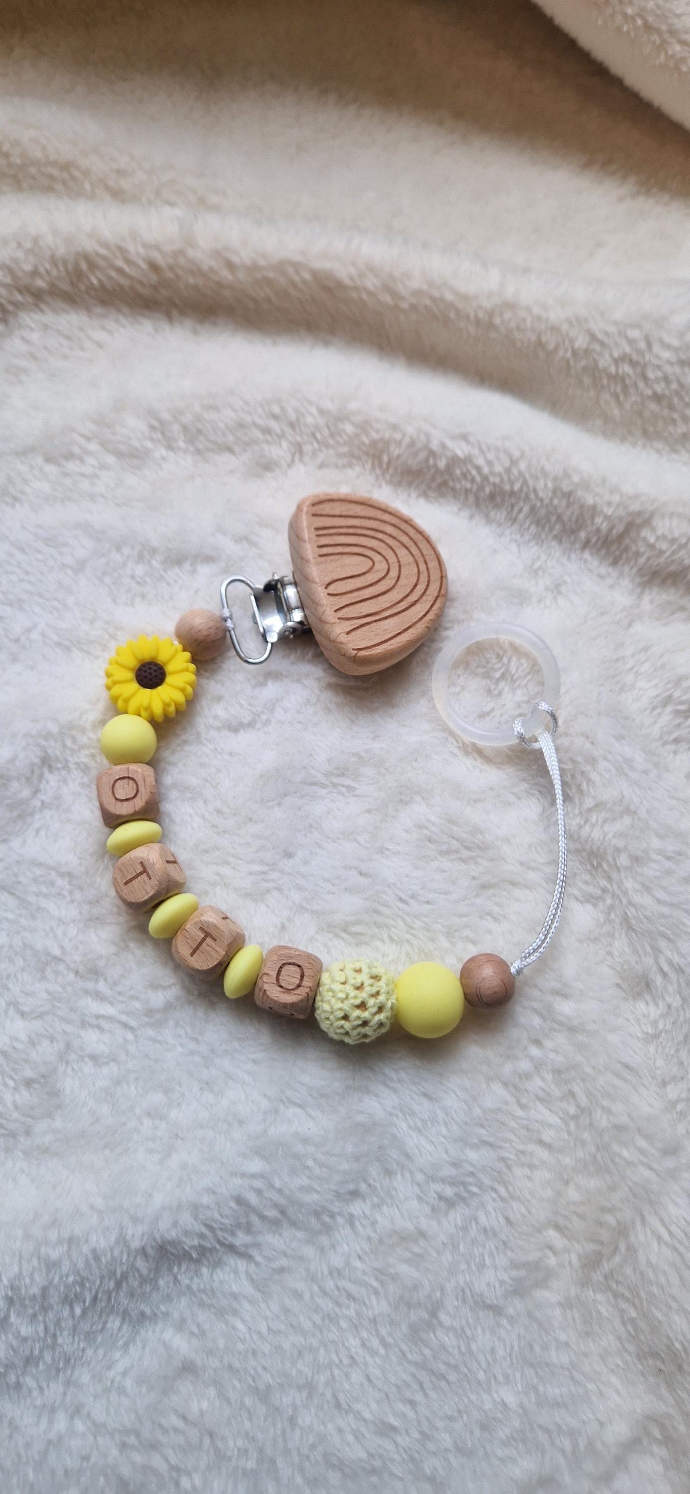 Personalisierte Schnullerkette gelb mit Blume und Namen – Handgefertigte Babygeschenke – Holzbuchstaben – Individuelles Geschenk zur Geburt