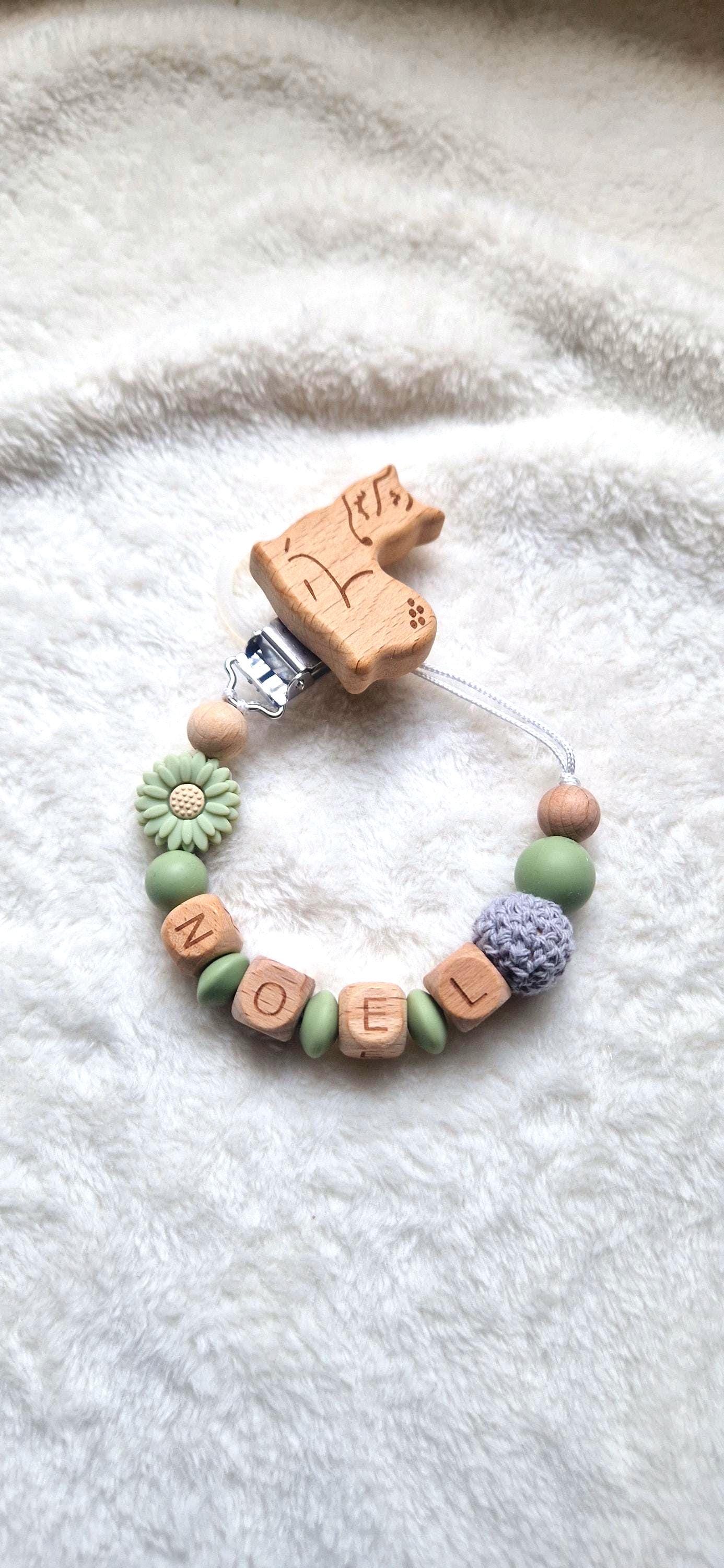 Schnullerkette mit Namen und Blume – Blumenschnullerkette – Holzbuchstaben – Geschenk zur Geburt & Taufe, BPA-frei