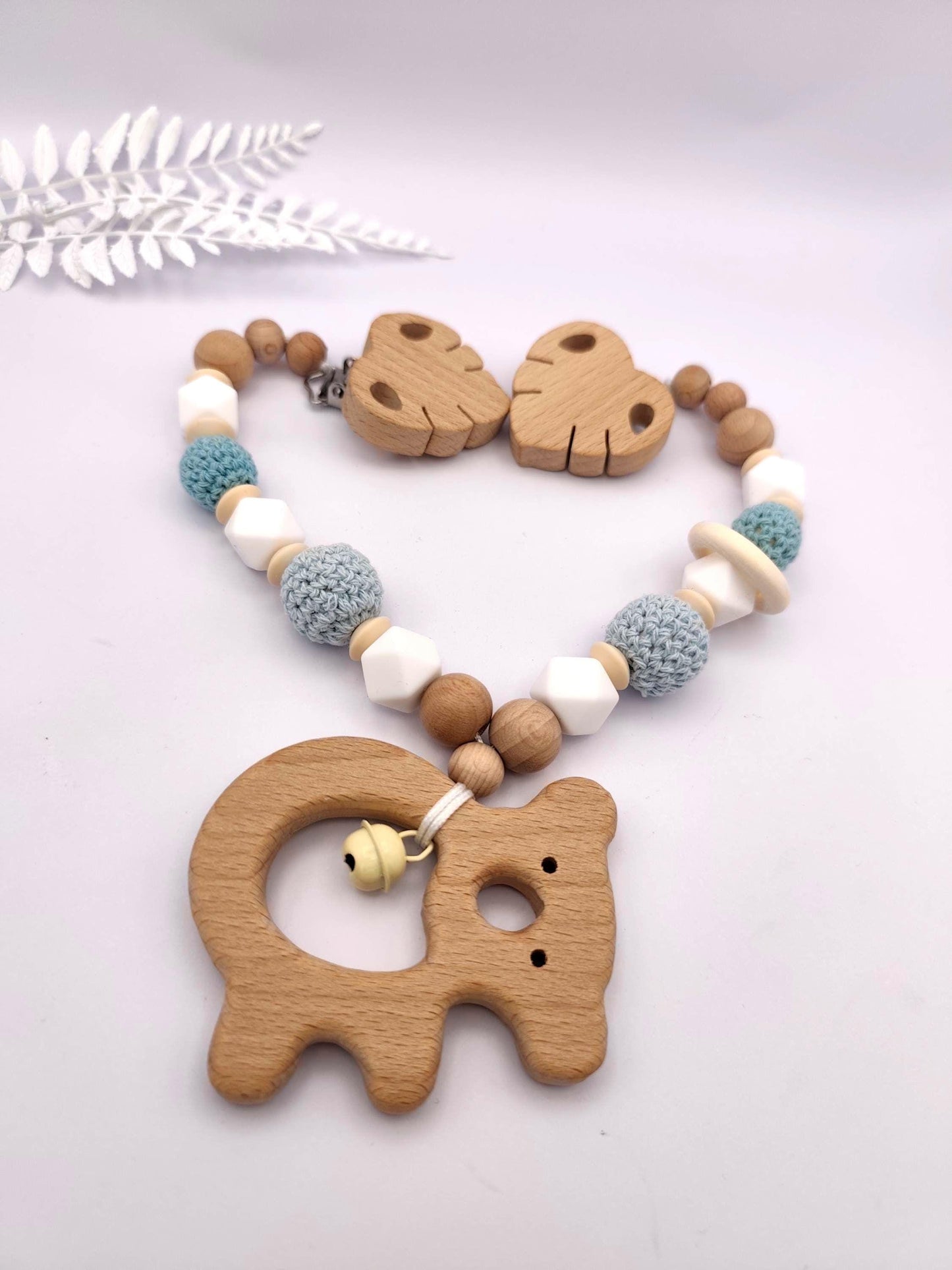 Personalisierte Kinderwagenkette mit Namen, blau-weiß | Babygeschenk zur Geburt & Taufe | Handgefertigte Kinderwagenkette aus Holz und Silikon