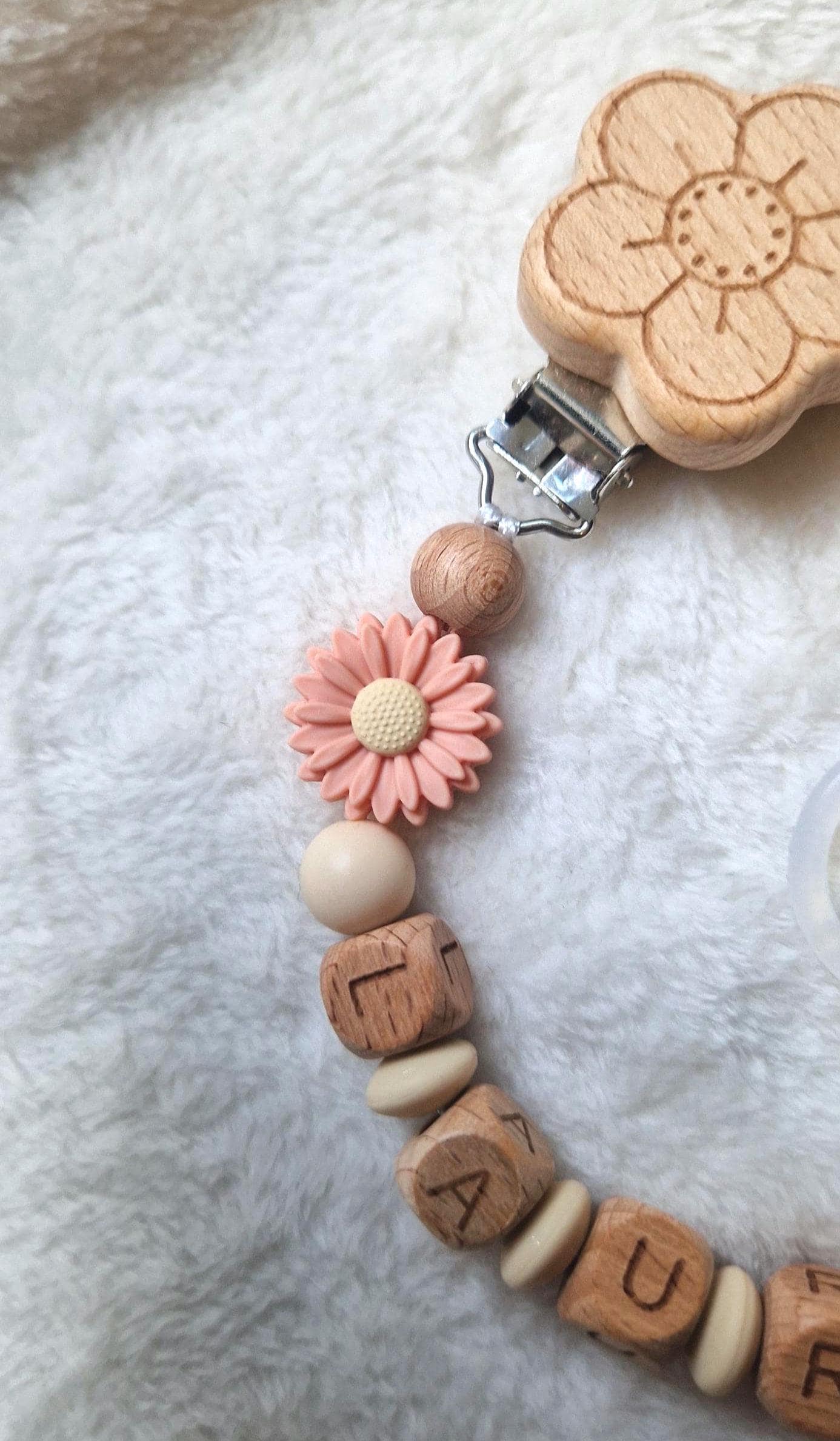Personalisierte Schnullerkette Pfirsich mit Blume & Namen – Handgefertigte Babygeschenke – Holzbuchstaben – Individuelles Geschenk zur Geburt