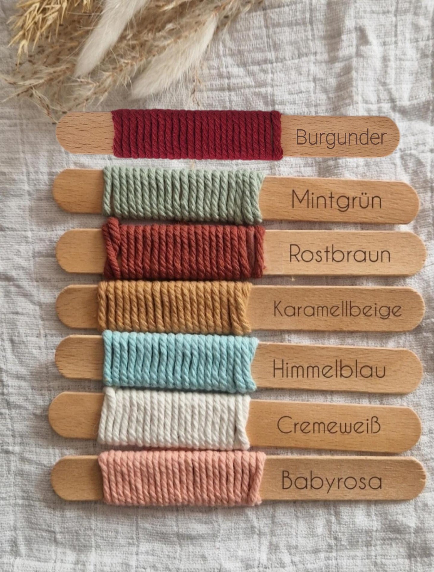 Makramee Schnullerkette personalisiert mit Namen – Babygeschenk – Baumwolle & Holz – gerade Makrameeform – handgefertigt in Österreich
