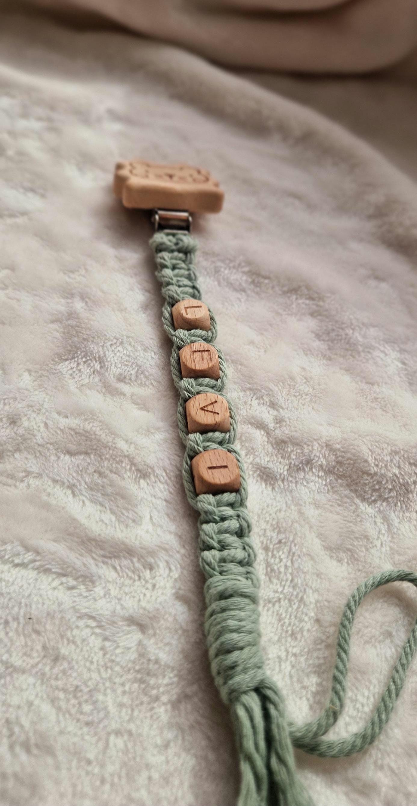 Makramee Schnullerkette personalisiert mit Namen – Babygeschenk – Baumwolle & Holz – gerade Makrameeform – handgefertigt in Österreich