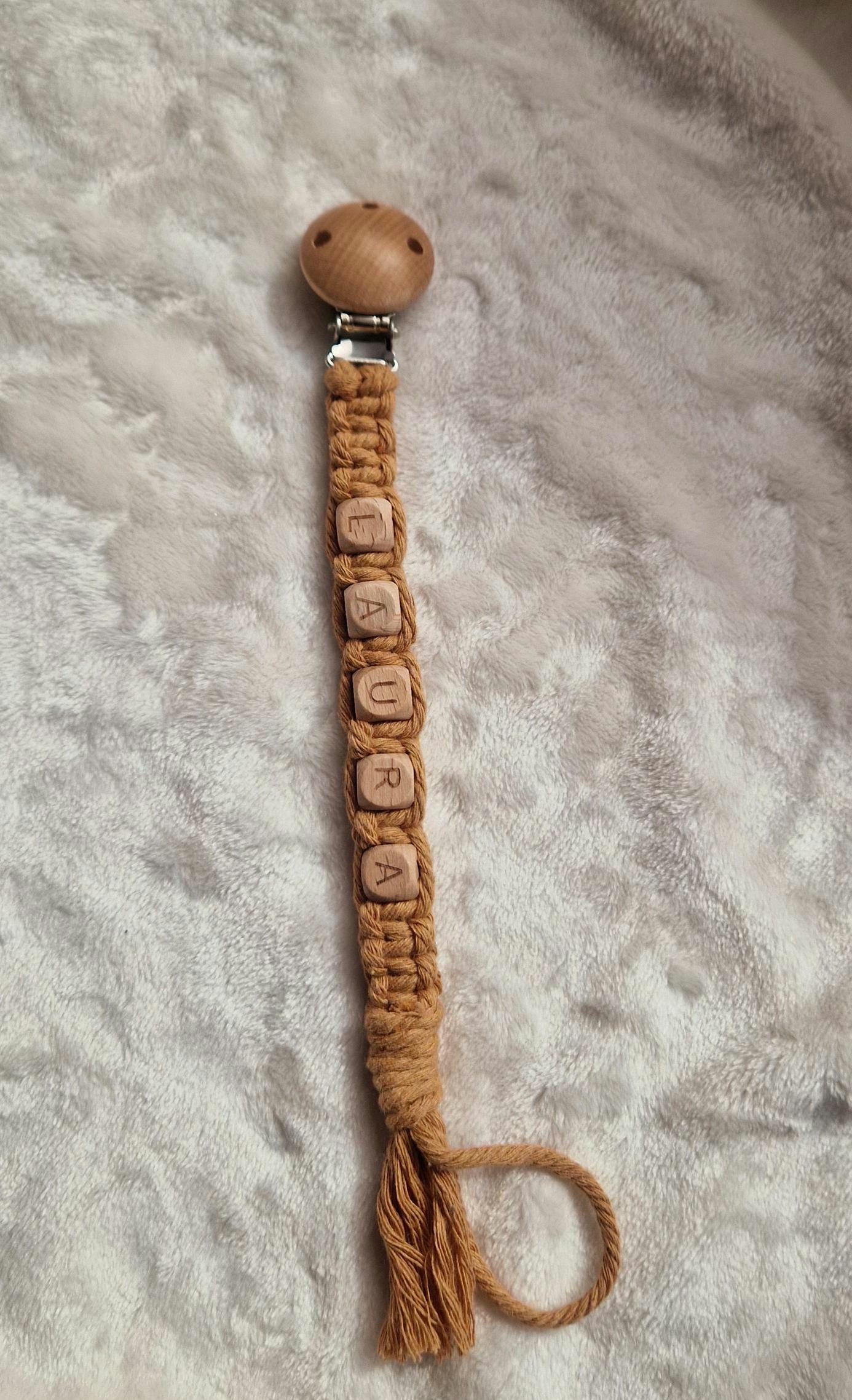 Makramee Schnullerkette personalisiert mit Namen – Babygeschenk – Baumwolle & Holz – gerade Makrameeform – handgefertigt in Österreich