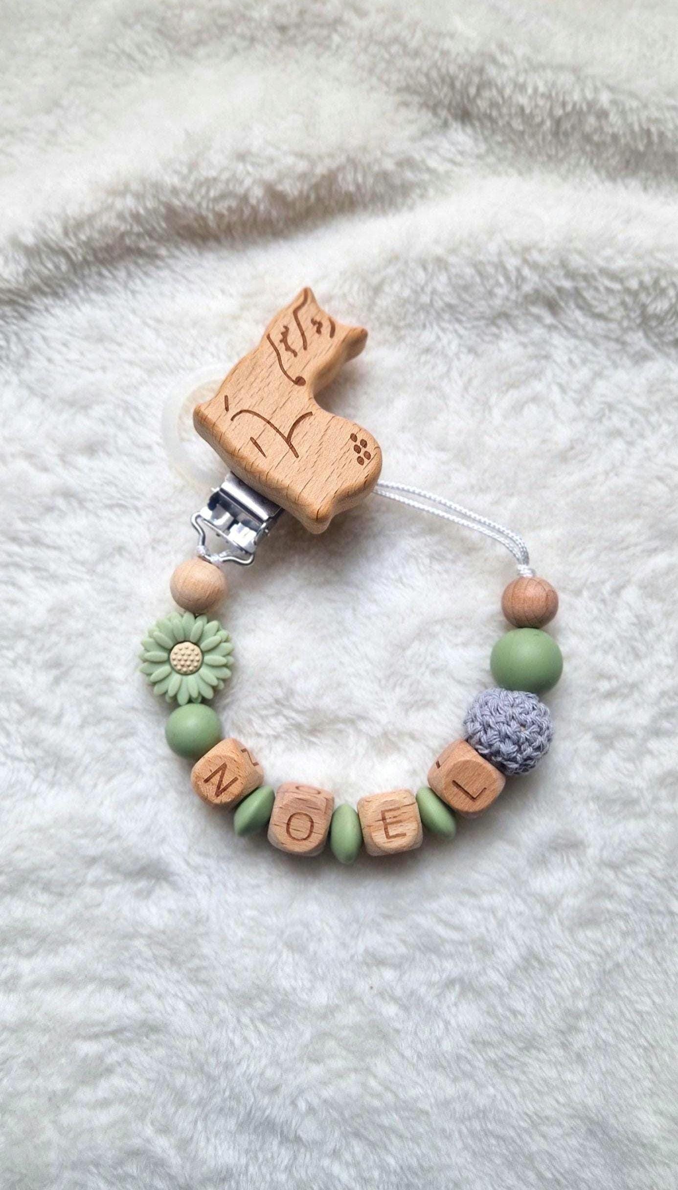 Personalisierte Schnullerkette grün mit Blume & Namen – Handgefertigte Babygeschenke – Holzbuchstaben – Individuelles Geschenk zur Geburt