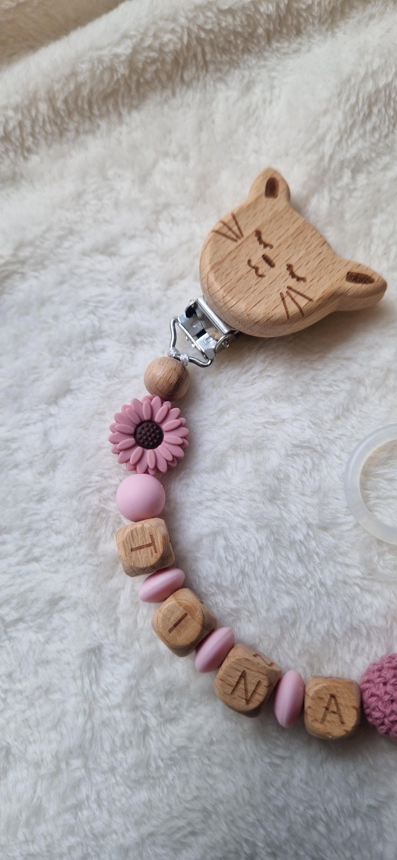 Personalisierte Schnullerkette rosa-lila mit Blume & Name – Handgefertigte Babygeschenke – Holzbuchstaben – Individuelles Geschenk zur Geburt