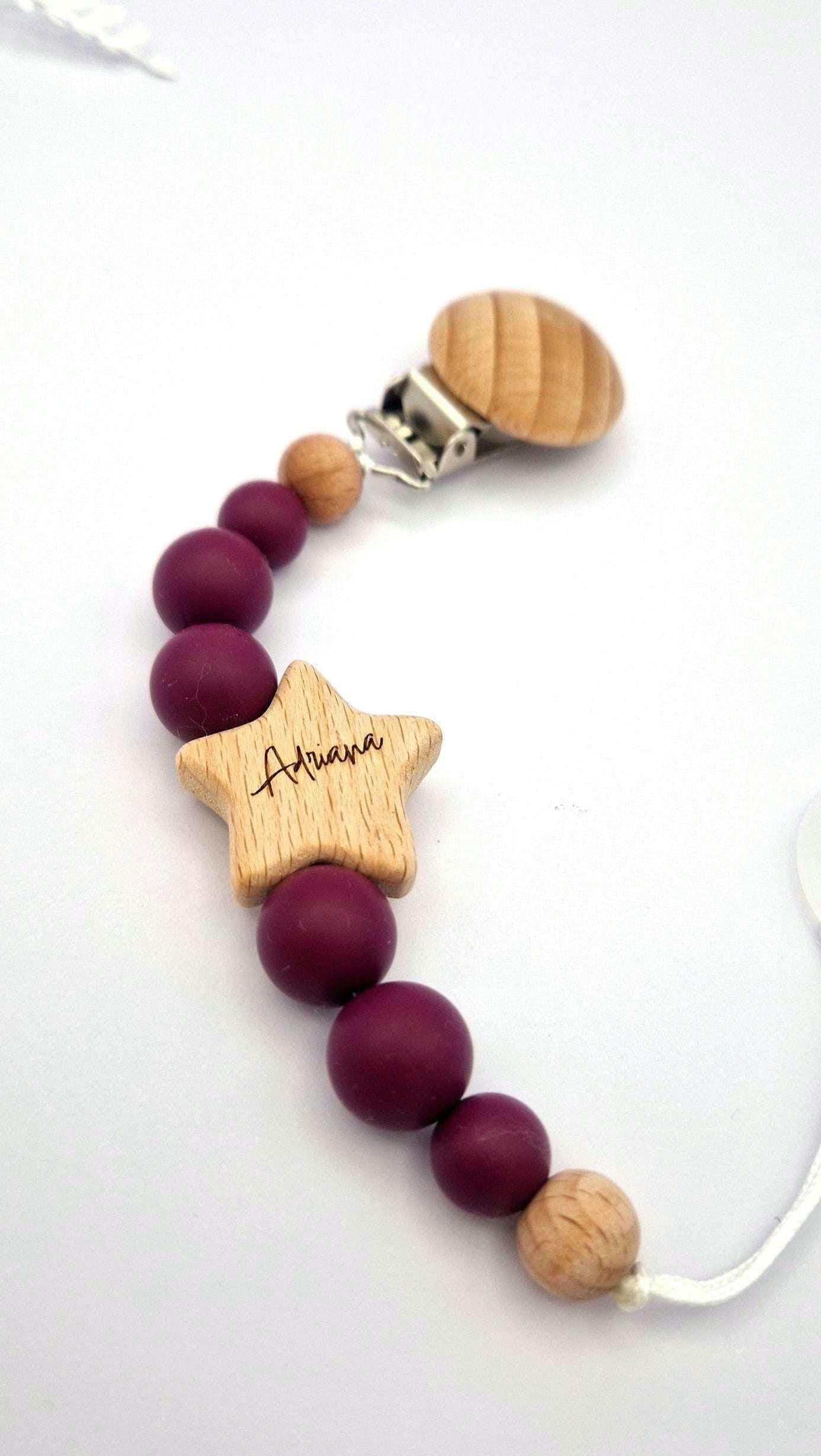 Personalisierte Schnullerkette mit Namen | Weinrot | Babygeschenk zur Geburt & Taufe | Handgefertigter Schnullerhalter BPA-frei | Mit Namensgravur