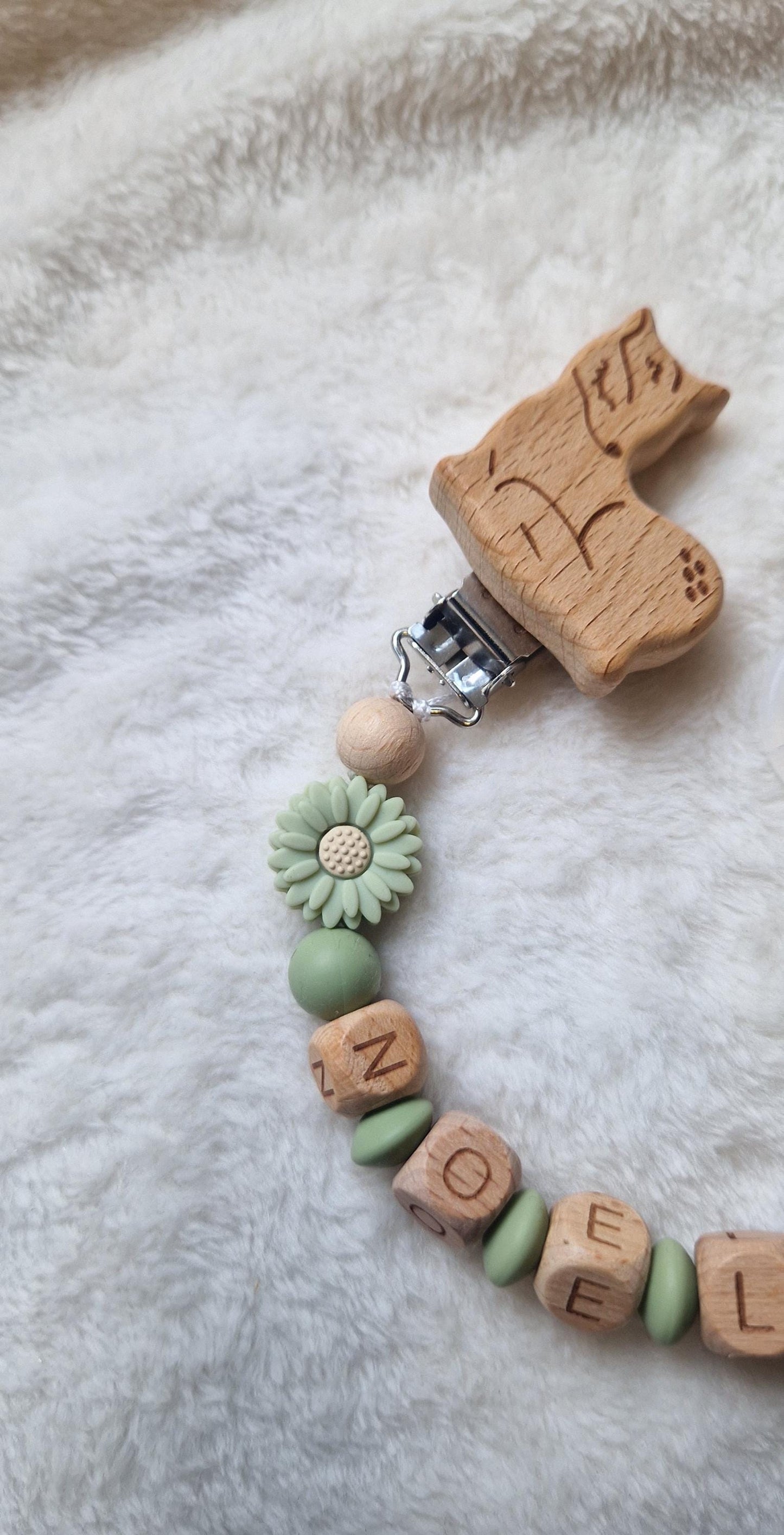 Personalisierte Schnullerkette grün mit Blume & Namen – Handgefertigte Babygeschenke – Holzbuchstaben – Individuelles Geschenk zur Geburt