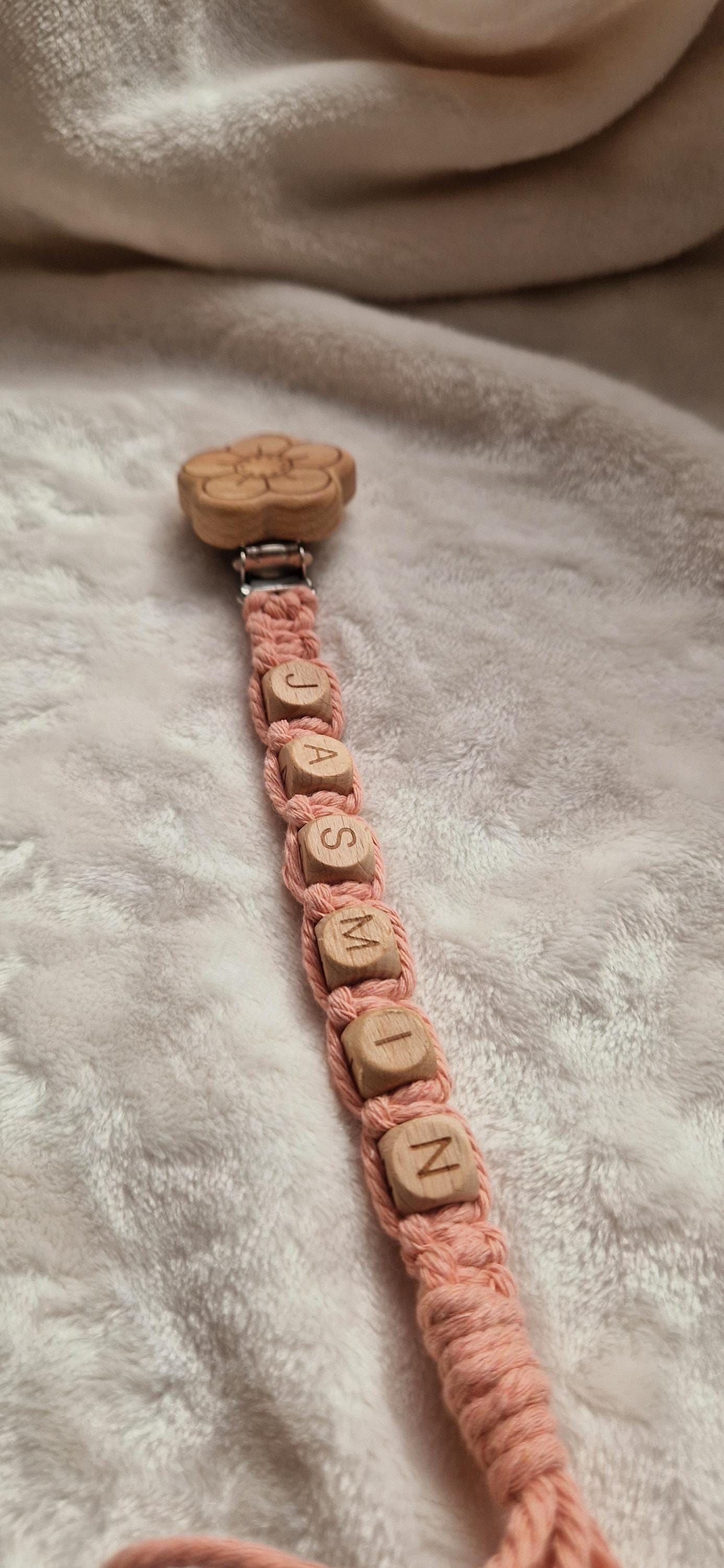 Makramee Schnullerkette personalisiert mit Namen – Babygeschenk – Baumwolle & Holz – gerade Makrameeform – handgefertigt in Österreich