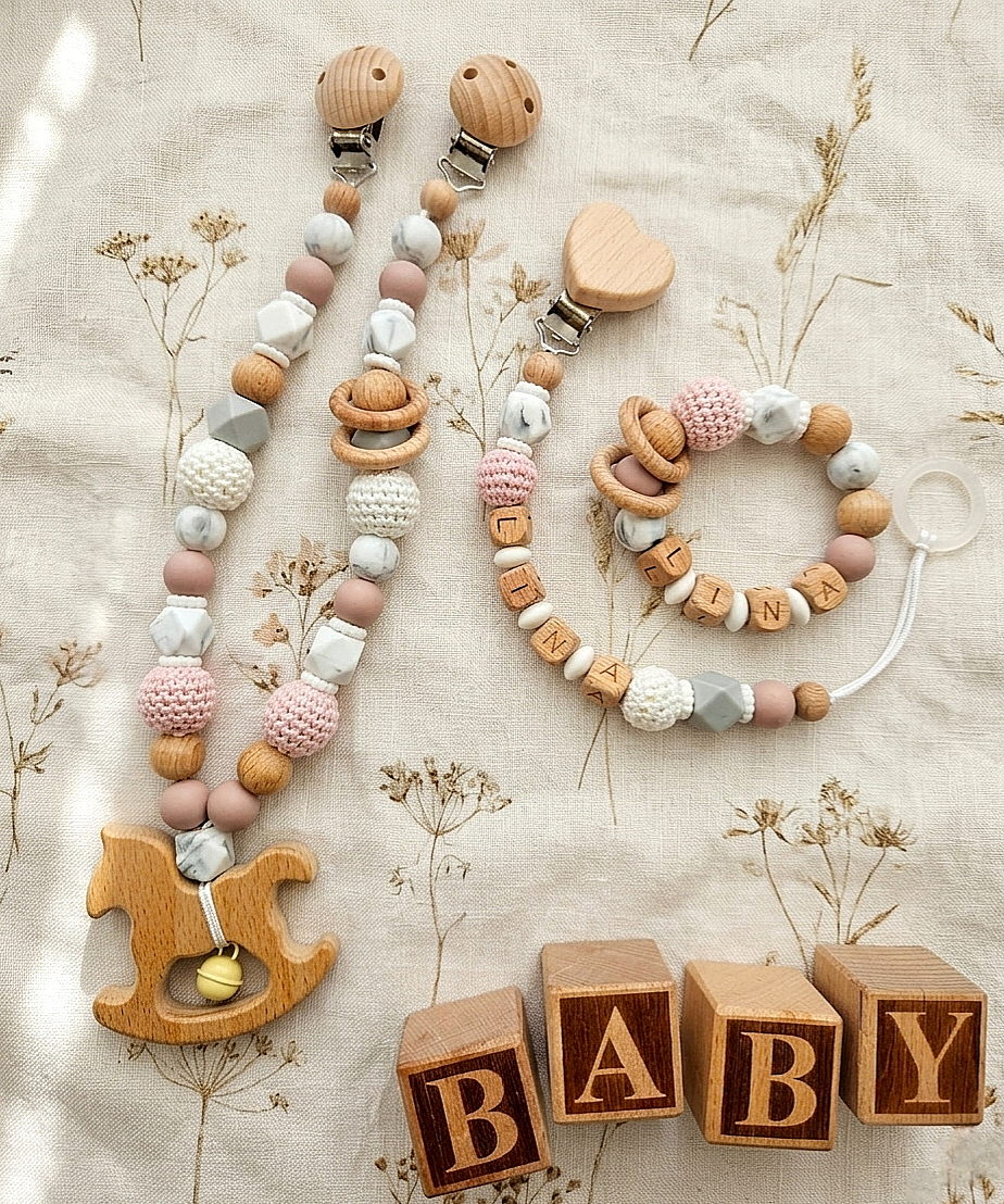 Personalisiertes Baby Set mit Namen Marmordesign/Rose – Kinderwagenkette, Schnullerkette & Greifling für Mädchen