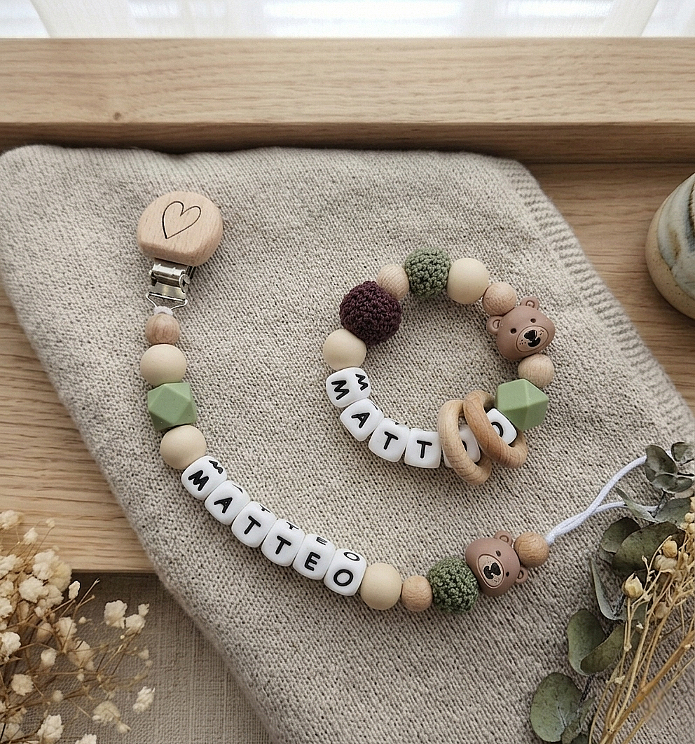 Personalisierte Schnullerkette & Greifling mit Namen | Beige Baby Geschenkset mit Bär aus Silikon & Holz