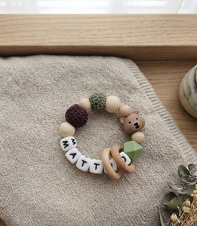 Personalisierter Greifling mit Namen | Bär Silikon & Holz in Beige | Baby Geschenk zur Geburt