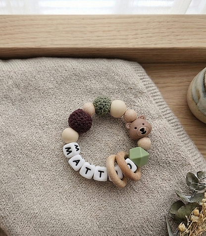 Personalisierter Greifling mit Namen | Bär Silikon & Holz in Beige | Baby Geschenk zur Geburt