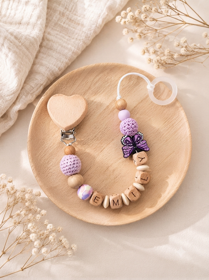 Personalisierte Schnullerkette mit Namen – Lila Schmetterling & Holzperlen