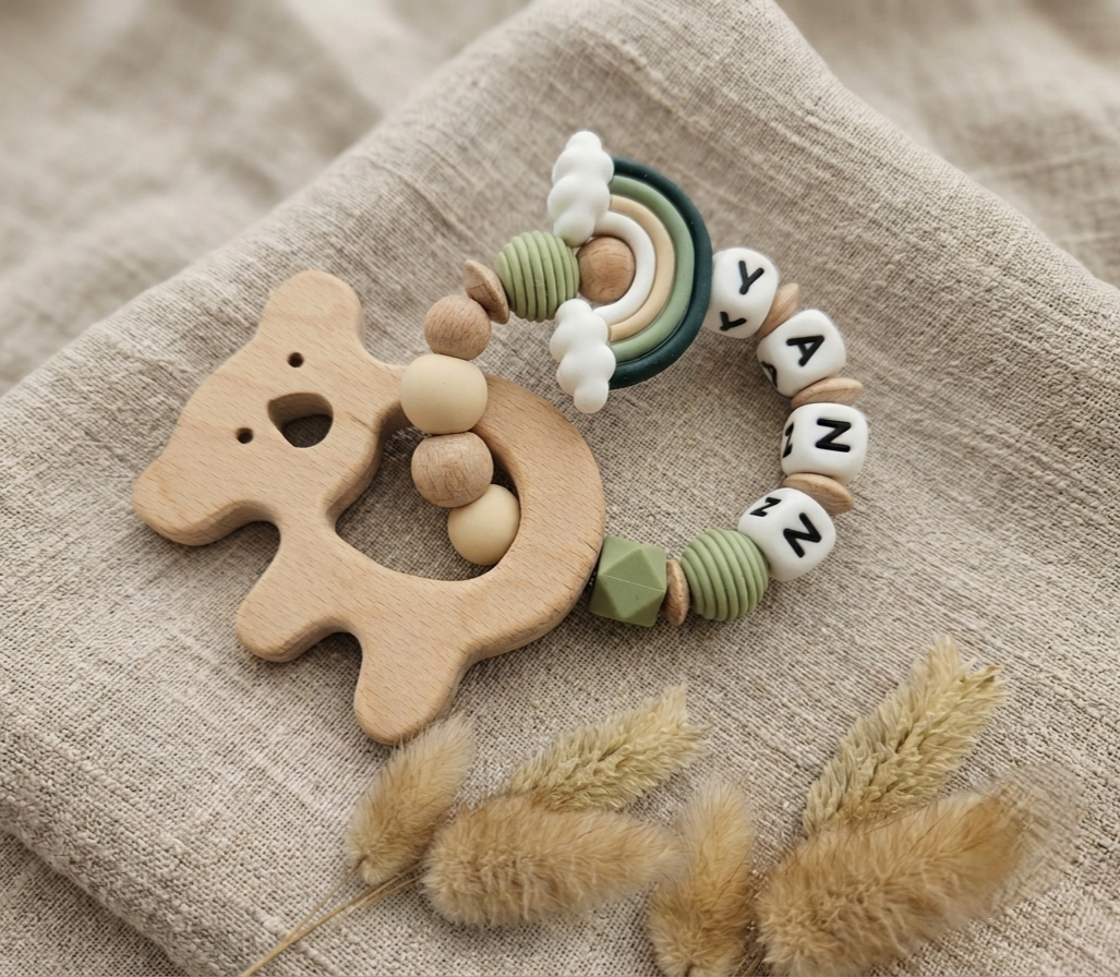 Greifling mit Namen aus Holz | Personalisiertes Baby-Geschenk zur Geburt und Taufe