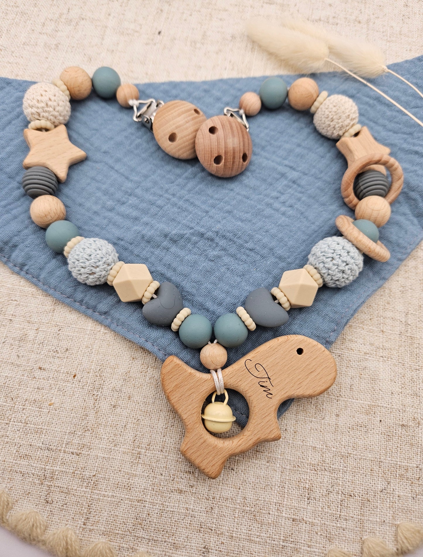 Personalisierte Kinderwagenkette für Jungen mit Namen – Grau Blau mit Sternen | BPA-frei