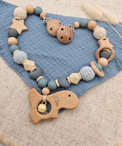 Personalisierte Kinderwagenkette für Jungen mit Namen – Grau Blau mit Sternen | BPA-frei