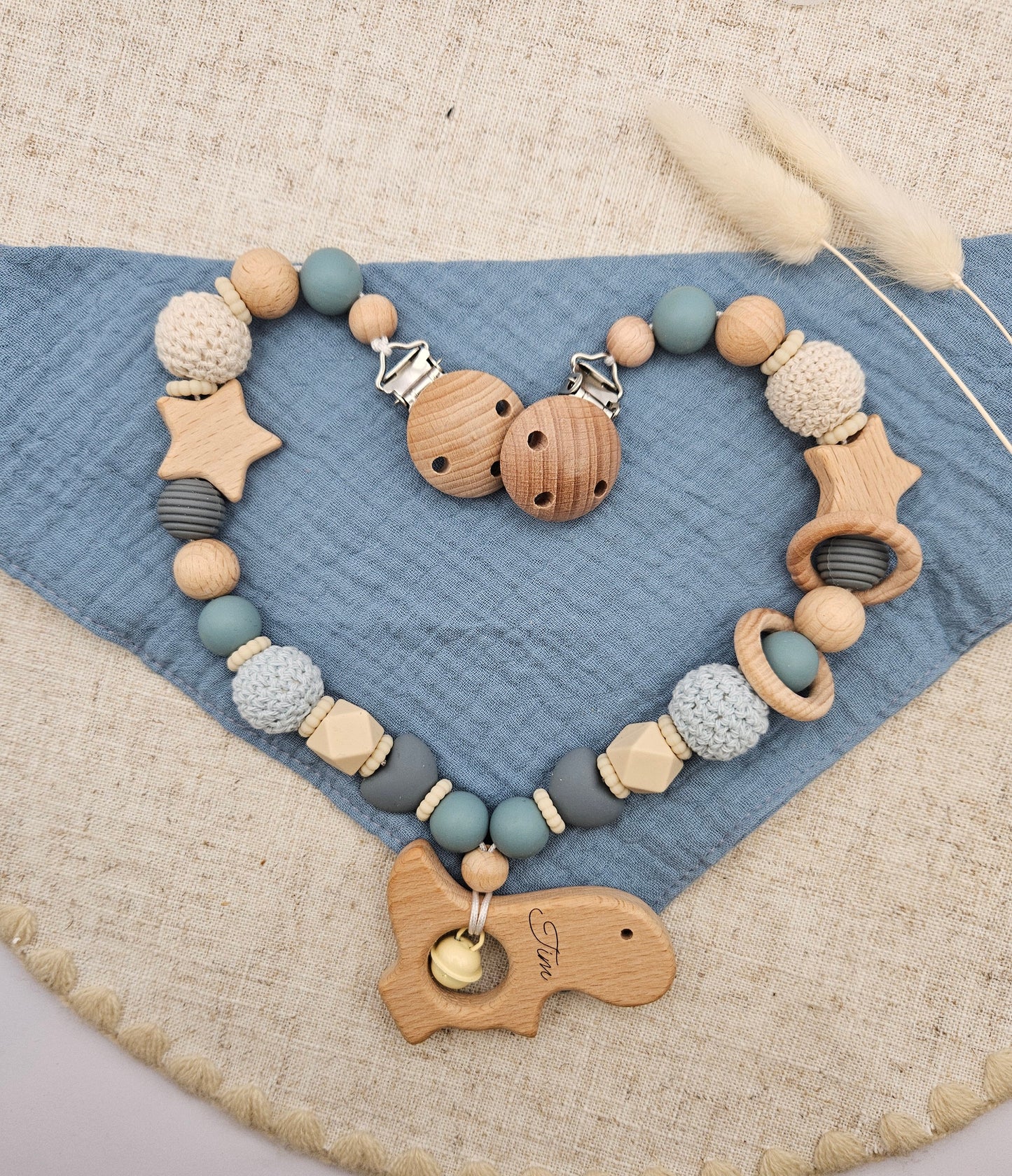 Personalisierte Kinderwagenkette für Jungen mit Namen – Grau Blau mit Sternen | BPA-frei
