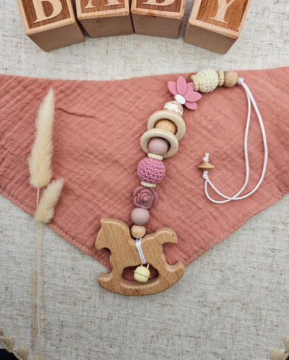 Maxi-Cosi Anhänger mit Name – Rosa Blume – BPA-frei – Personalisierter Babyschalen- & Kinderwagenanhänger für Mädchen