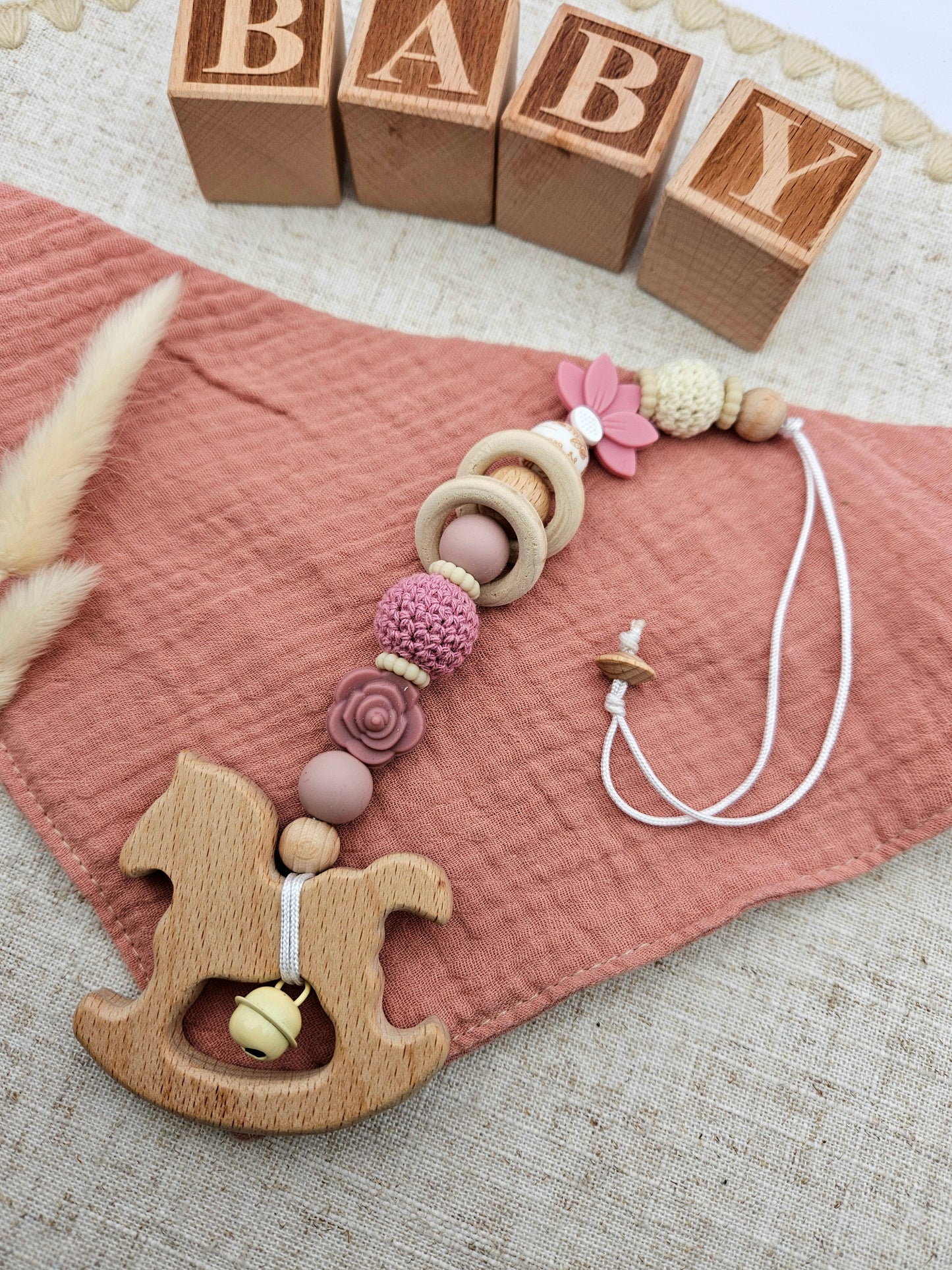 Maxi-Cosi Anhänger mit Name – Rosa Blume – BPA-frei – Personalisierter Babyschalen- & Kinderwagenanhänger für Mädchen