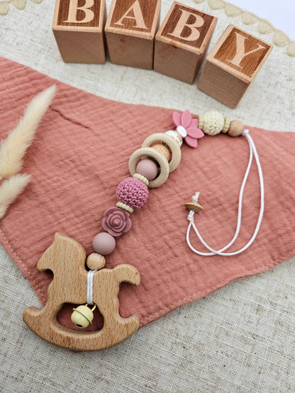 Maxi-Cosi Anhänger mit Name – Rosa Blume – BPA-frei – Personalisierter Babyschalen- & Kinderwagenanhänger für Mädchen