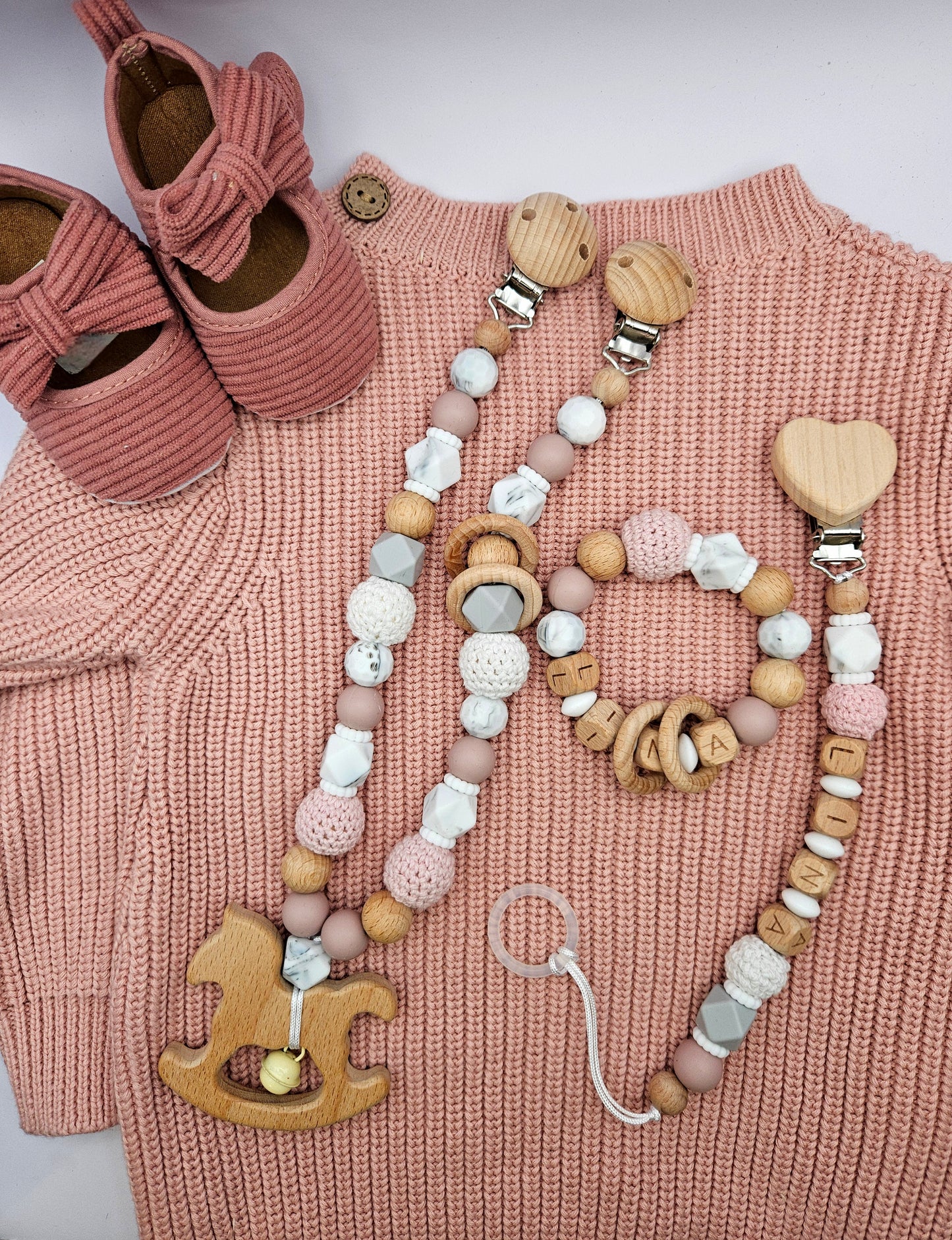 Personalisiertes Baby Set mit Namen Marmordesign/Rose – Kinderwagenkette, Schnullerkette & Greifling für Mädchen